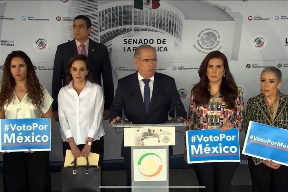 Julen Rementería, coordinador de los senadores del PAN, en conferencia de prensa.