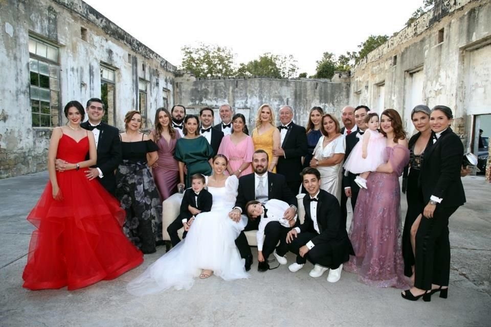 Mariana Solís Ibarra y Erick Hernández Sandoval y familiares