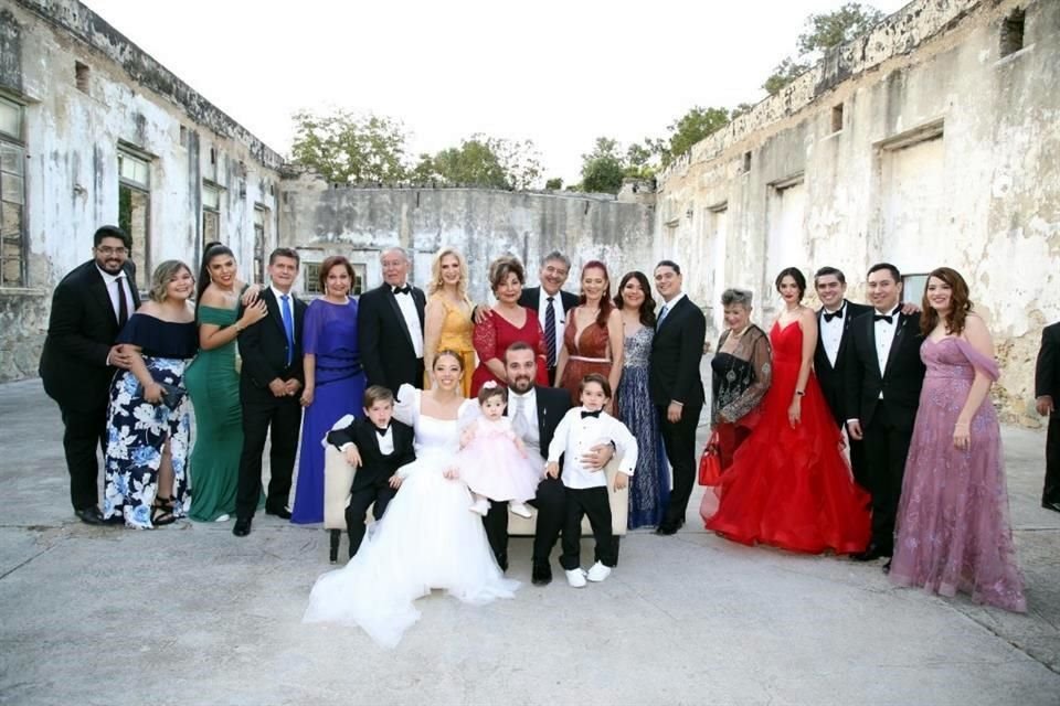 Mariana Solís Ibarra y Erick Hernández Sandoval y familiares