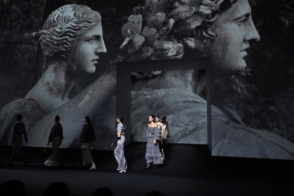 El desfile de Chanel contó con varias opciones de vestidos largos y cortos.