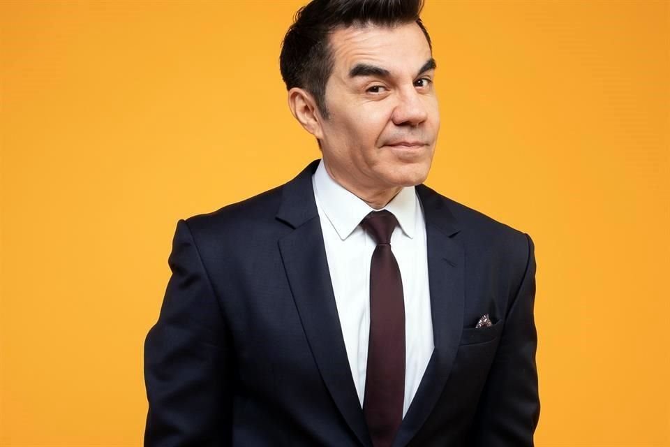 El actor y comediante Adrián Uribe estrena el programa 'De Noche Pero Sin Sueño', para EU y México, lleno de comedia y diversión.