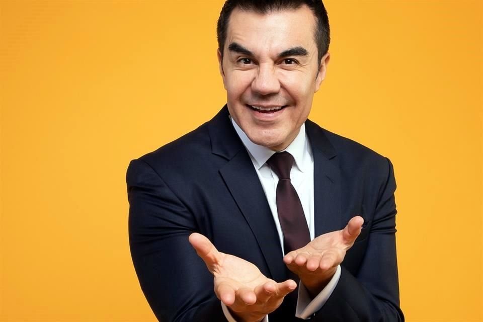 Adrián Uribe por fin alcanza un largo sueño que no había podido concretar: encabezar un late night show.