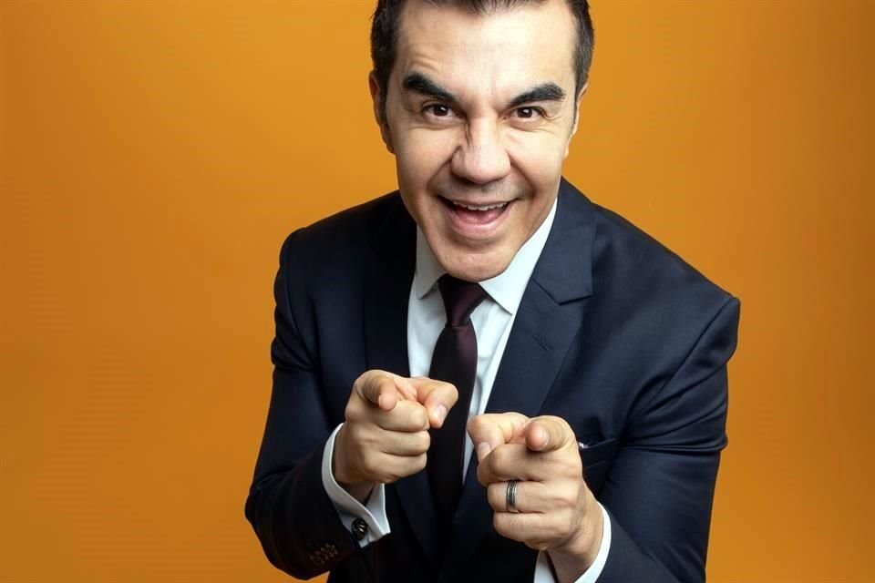De Noche Pero Sin Sueño es una idea original del propio actor, producida por Miguel Ángel Fox y grabado en las instalaciones de Univision en Miami.