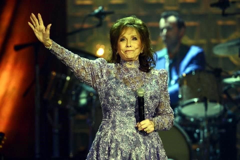 La cantante Loretta Lynn, ícono del género country en Estados Unidos, falleció a los 90 años, confirmaron sus familiares.