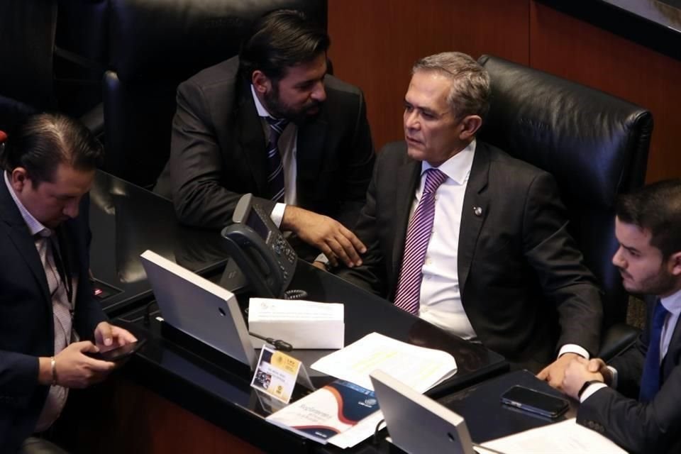 El senador perredista Miguel Ángel Mancera (PRD) votó a favor de la militarización, pese a las indicaciones de la dirigencia del sol azteca.