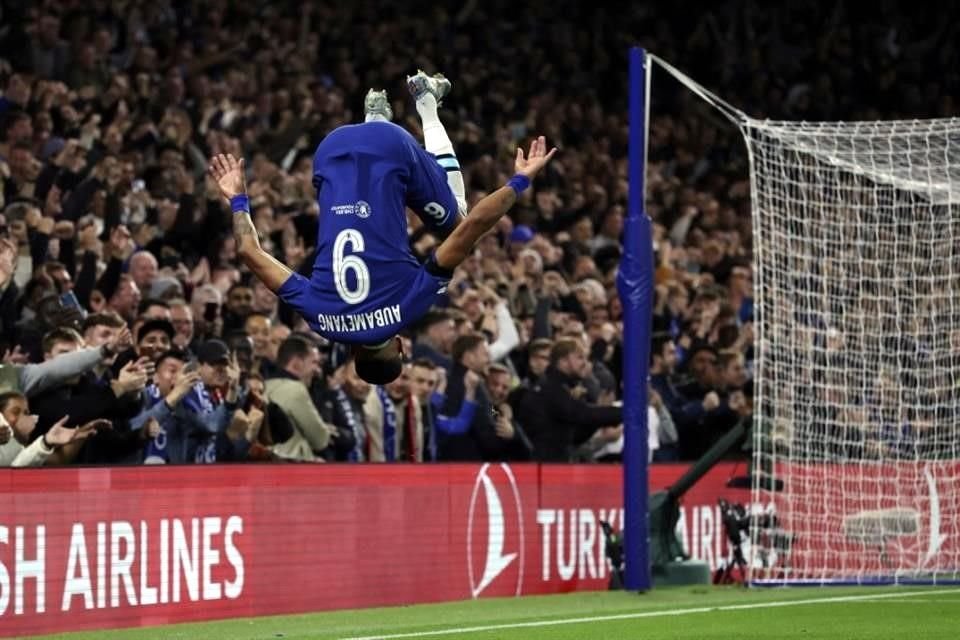 Pierre-Emerick Aubameyang hizo su clásica celebración tras marcar el segundo tanto del Chelsea.