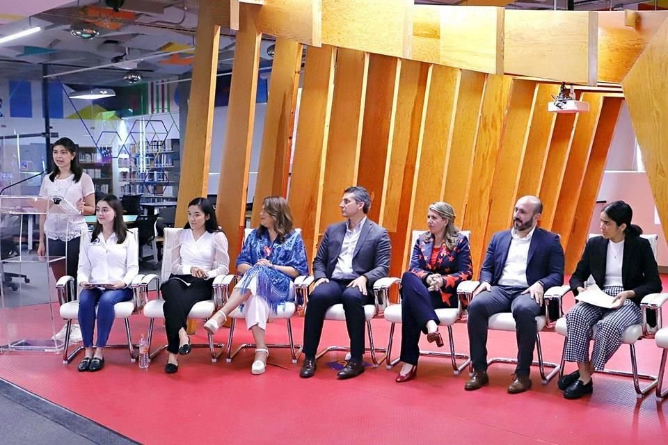 Martha Herrera, Secretaria de Igualdad e Inclusión estatal (tercera de der. a izq.), presidió el anuncio con representantes de Cáritas de Monterrey y de las universidades que colaboran con el programa