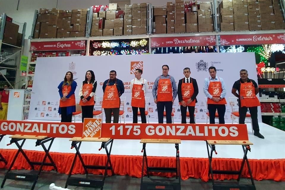 Funcionarios del Municipio de Monterrey acudieron a la inauguración de la tienda Home Depot Gonzalitos.