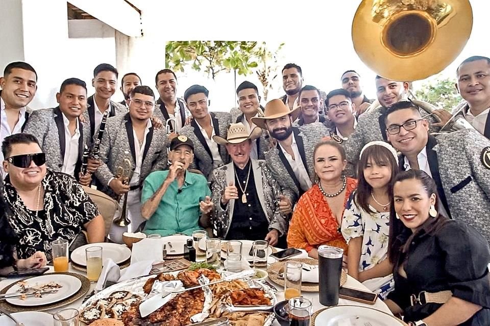 Entre los amigos cercanos del actor estuvo Germán Lizárraga, quien, junto con su banda, cantó algunos corridos.