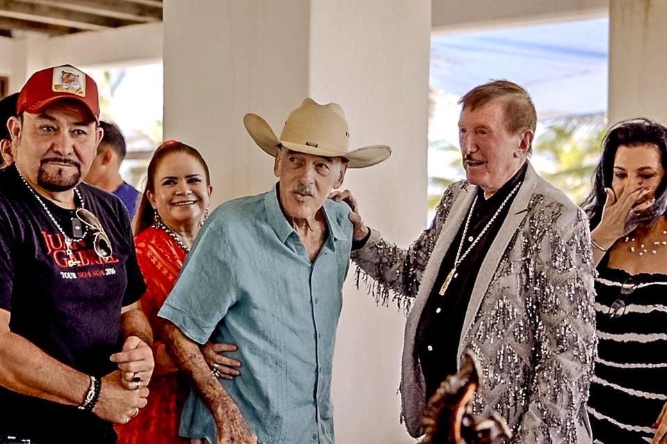 Andrés García comió rico, fumó puro, cantó corridos y hasta echó balazos.