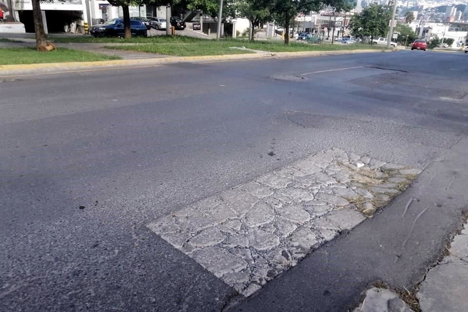 Anillo Periferico es una de las arterias donde los residentes de San Jerónimo aseguran que sólo reparan las grietas.