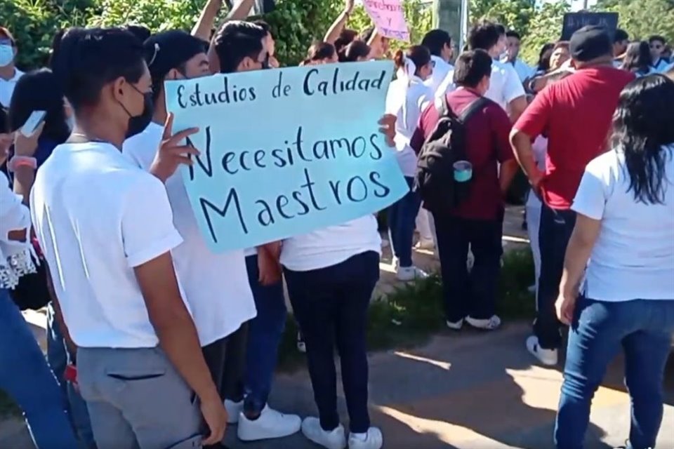 Estudiantes de Universidad para el Bienestar en Yucatán, protestan por falta de maestros, clases, convenios de prácticas e infraestructura.