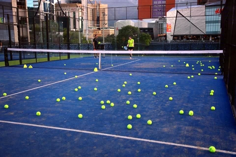 El pádel es muy similar al tenis, pero se juega en una cancha rectangular cerrada, de 10 metros de ancho por 20 metros de largo.