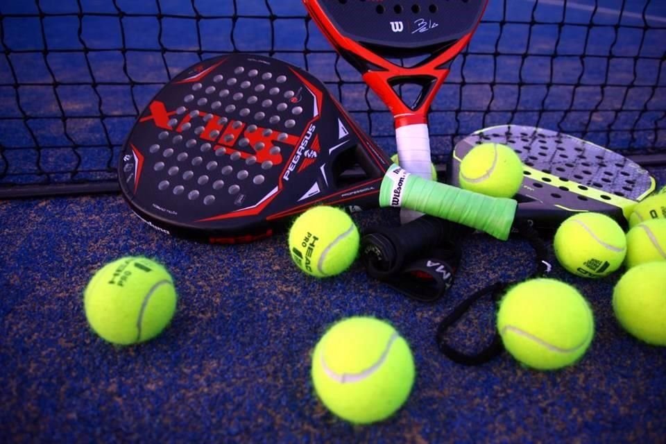 La pelota es similar a la de tenis, pero tiene menor rebote.