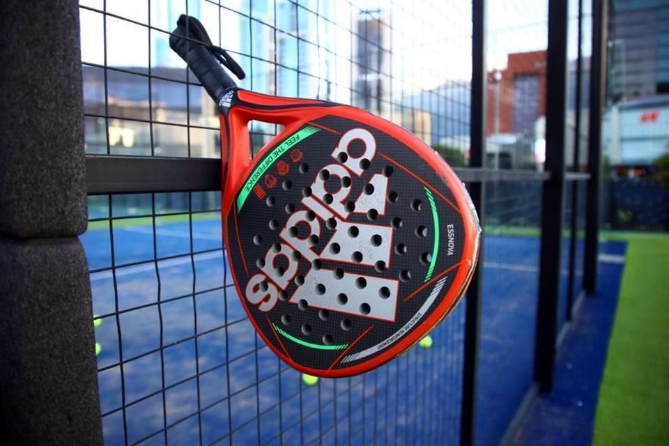 La raqueta es más corta que la de tenis, con menos agujeros y mayor grosor.