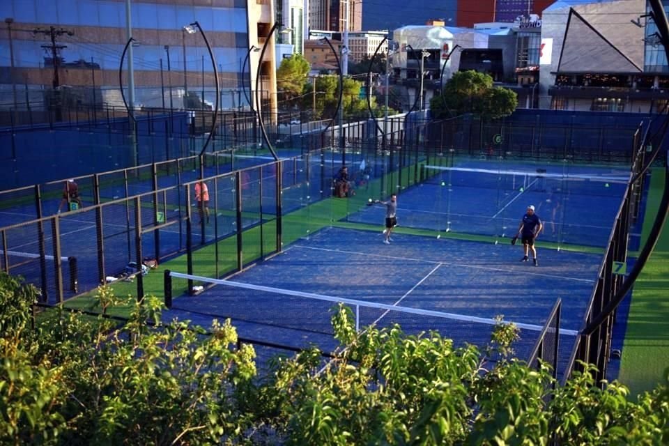 El pádel se juega en parejas.