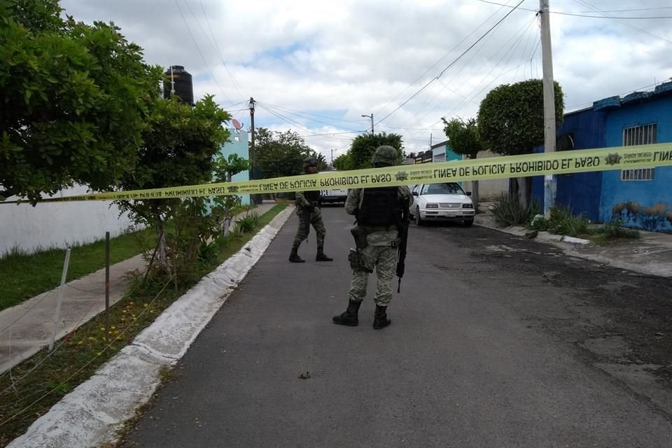 El cadáver de una persona envuelta en una cobija fue localizado en el Fraccionamiento Hacienda Santa Fe, en Tlajomulco, a 50 metros de donde hace una semana se encontró el torso de una mujer.