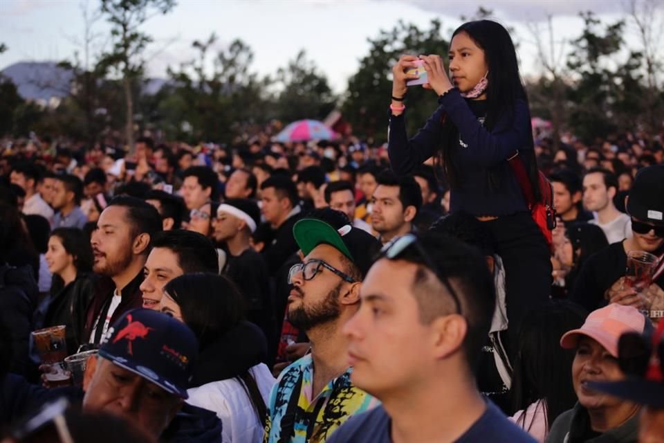 El público, de jóvenes y familias, disfrutó un cartel de pop, urbano y regional.