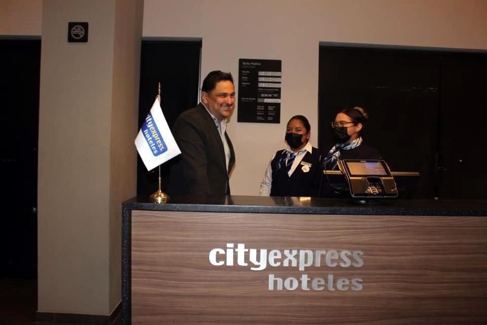 Alberto Granados, director de operaciones de Hoteles City, en el mostrador del nuevo hotel en Monterrey.