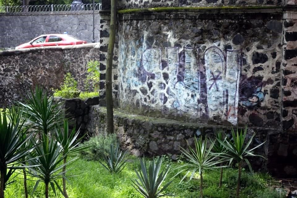 La obra ha perdido elementos originales, está vandalizado y unidades pesadas circulan sobre él. 