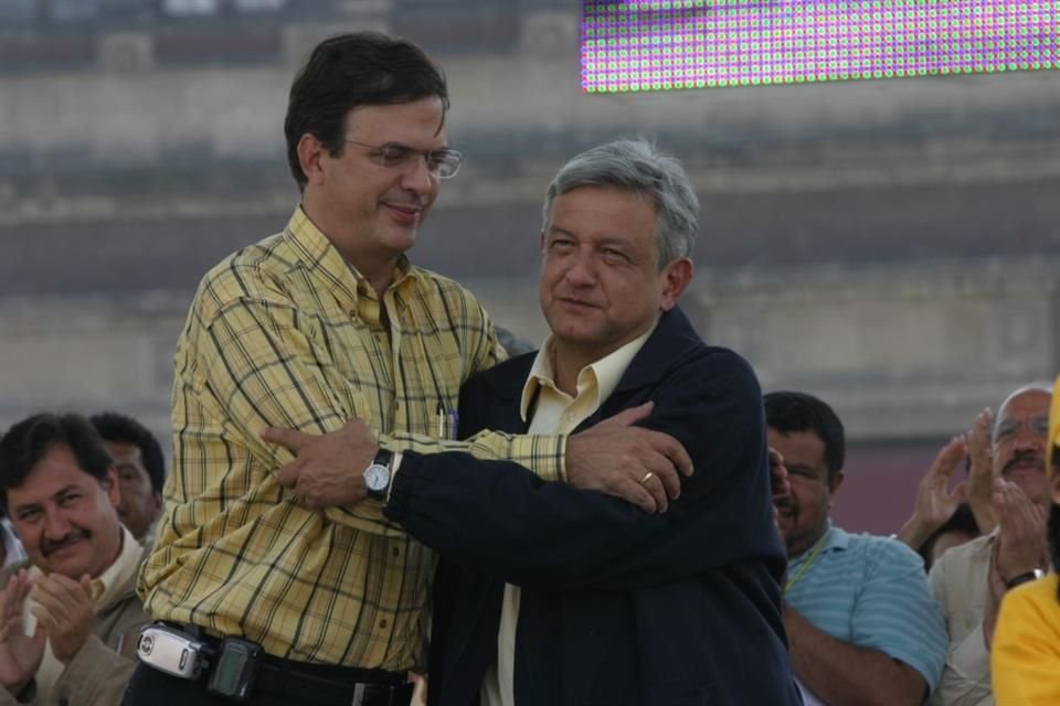 Abraza Marcelo Ebrard Casaubón a Andrés Manuel López Obrador.