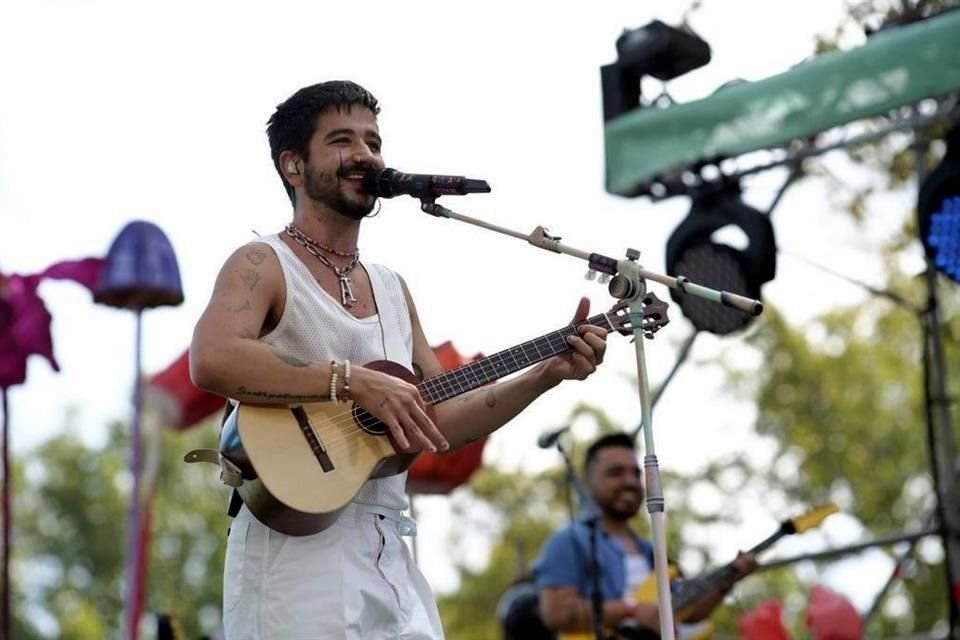 Logra el cantante colombiano Camilo reunir a poco más de 40 mil personas en un concierto gratuito en la Puerta de Alcalá, en Madrid.