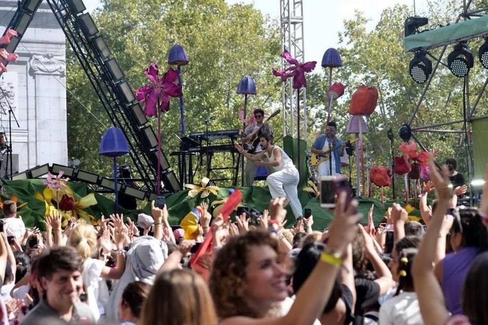 El cantante apareció en el escenario como lo ha hecho en presentaciones pasadas, descalzo y vestido de blanco.