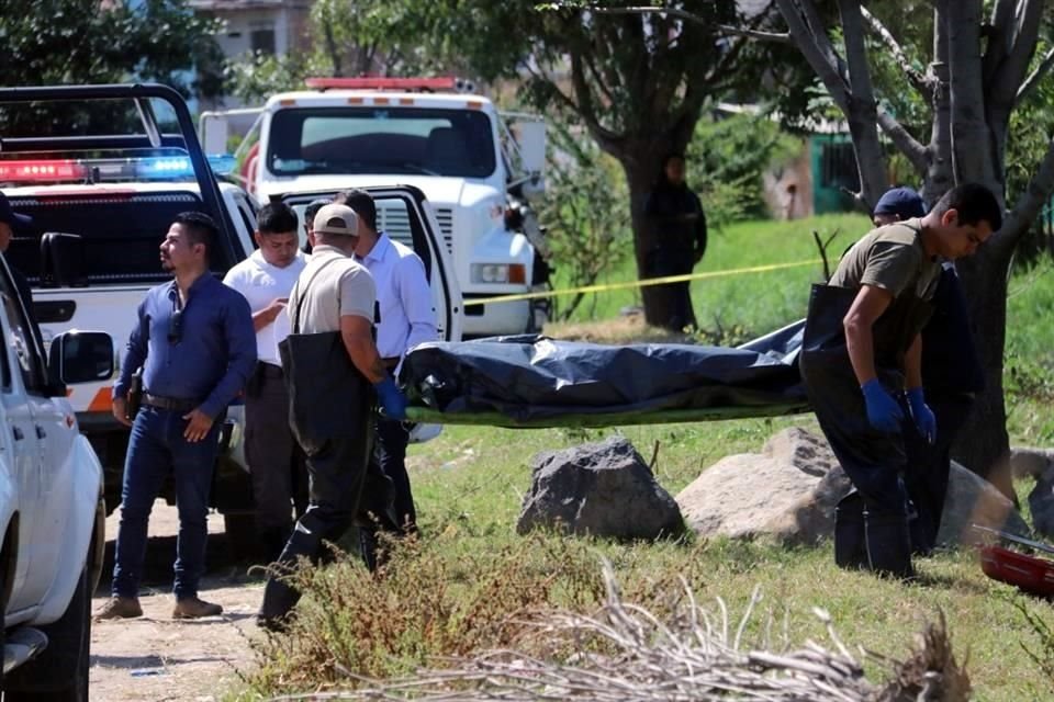 En un canal de aguas negras fue encontrado el cadáver de un hombre en calles de la Colonia Santa Rosa del Valle, en El Salto.