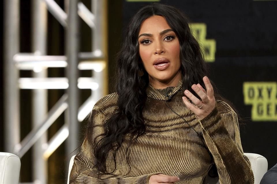 Kim Kardashian fue abucheada durante un partido de futbol americano; el momento fue difundido en redes sociales.