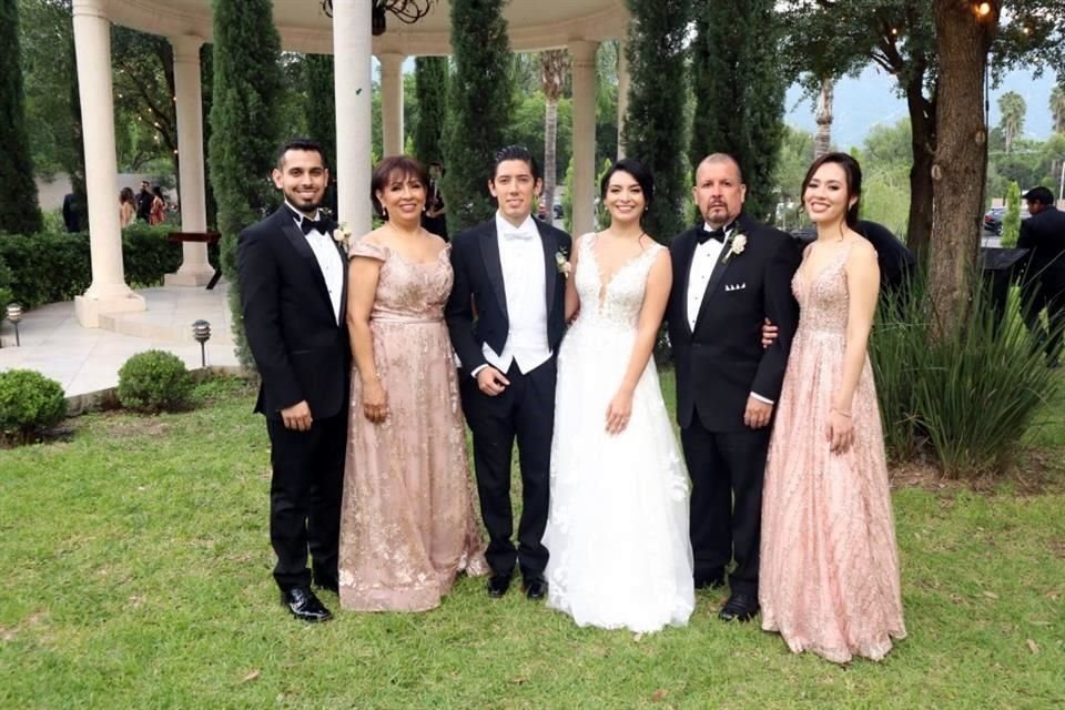 FAMILIA DE LA NOVIA Eduardo Sergio Rodríguez, Irma Cantú de Rodríguez, Jaime Rodríguez, Priscilla Rodríguez, Eduardo Sergio Rodríguez y Andrea Liliana Rodríguez
