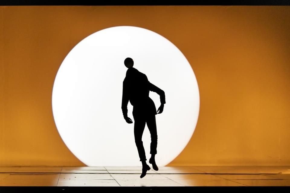 La obra de Dimitris Papaioannou 'Orientación transversal' alude al fenómeno que hace a los insectos seguir una trayectoria con la luz lunar, trastocado por la luz artificial que los lleva a girar en círculos.