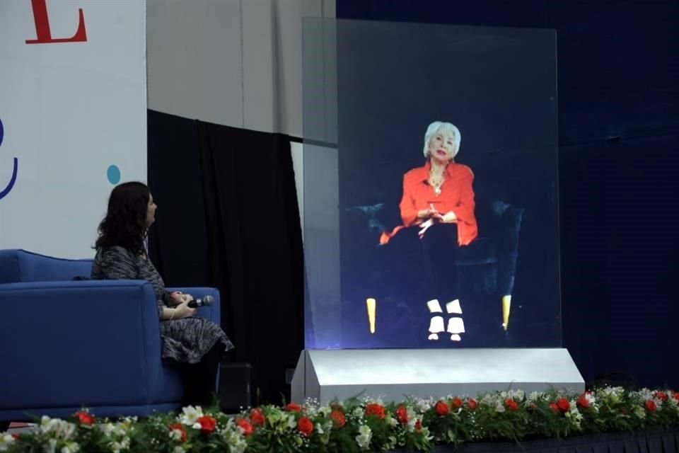 En holograma, la autora chilena Isabel Allende sostuvo este lunes un diálogo con su público lector en el marco de la FIL de Monterrey.