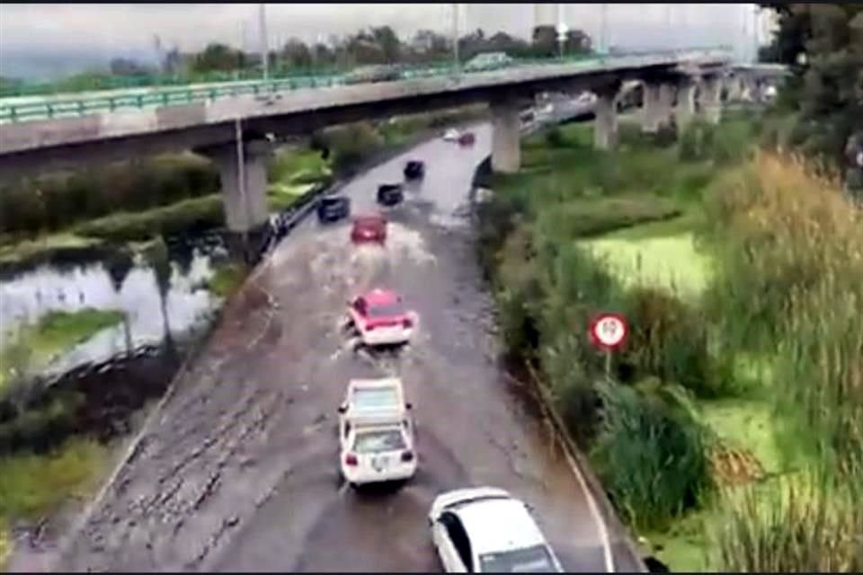 El sitio donde fue construido el distribuidor vial de Cuemanco, en una zona de humedales, favorece inundaciones, aseguran especialistas.