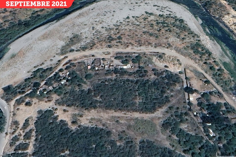 En el margen norte del Río Santa Catarina, a la altura de la Colonia Colinas del Río, toneladas de escombro rellenan el talud, afectando la capacidad hidráulica del cauce.