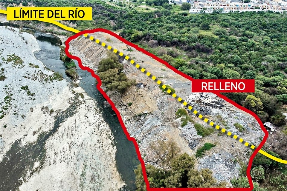 Alrededor de un asentamiento irregular, a espaldas de la Colonia Colinas del Río, hay montones de escombro entre la vegetación.