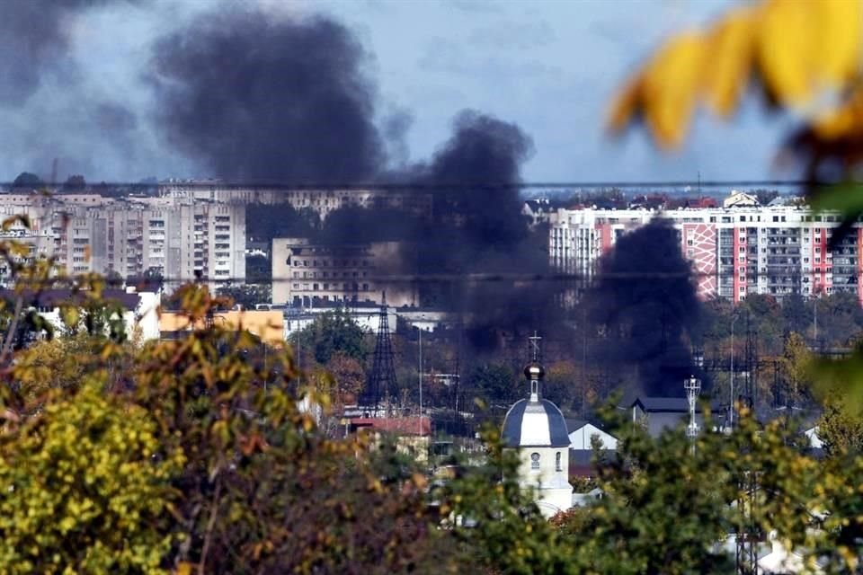 El humo se eleva el lunes 10 de octubre sobre una iglesia en la ciudad ucraniana de Lviv.