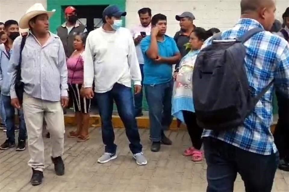 Manifestación en la que participaron padres de familia y alumnos.