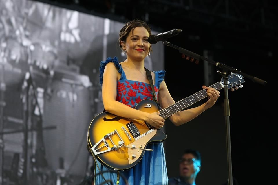 La cantautora Natalia Lafourcade retornará a los escenarios con el lanzamiento del álbum 'De Todas las Flores'.