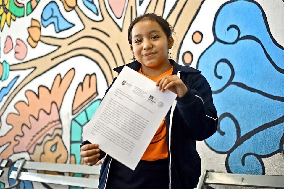 Magdalena Hernández, estudiante de la Primaria Cuauhtémoc, leerá hoy en la FIL en español y náhuatl.