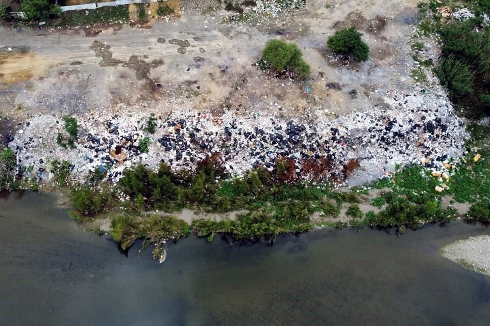 El Río Santa Catarina fue invadido con rellenos y tiraderos de escombro en el límite de Juárez y Guadalupe.