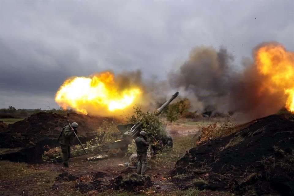 Militares ucranianos disparan artillería desde una ubicación en la región del Donetsk.