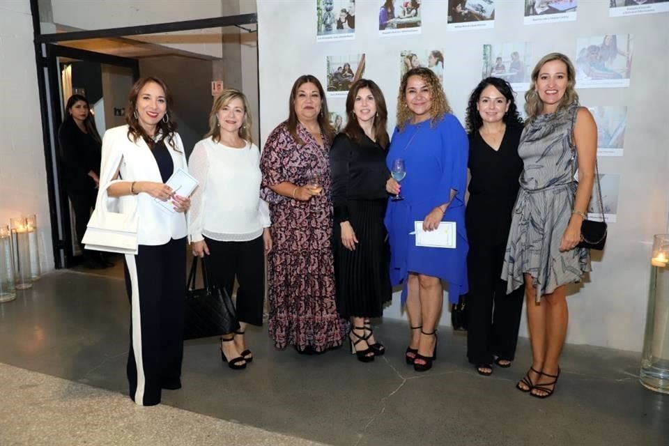 Verónica Lozano de Elizondo, Lizeth Dávila de Ibarra, Yolanda Hernández de Balades, Susana Santos de González, Gladys de Vallarta, Cristina de Hoyt y Paty de Arce