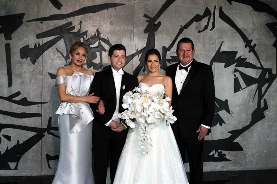 Arely Flores de Guerrero, Arturo Galván Santacruz, Arely Anahí Guerrero Flores y Germán Guerrero González