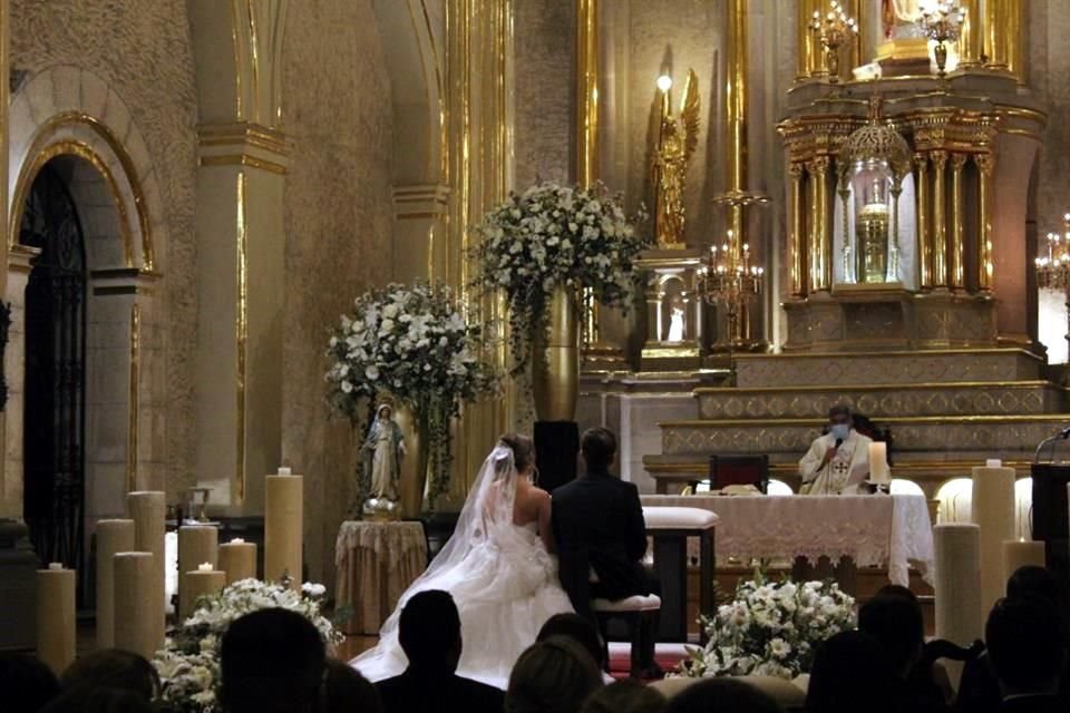 Los novios se juran amor ante la iglesia