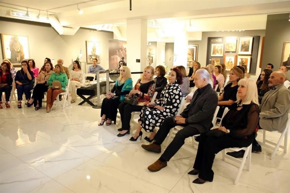 Los asistentes se mostraron atentos a lo que el artista les compartió.