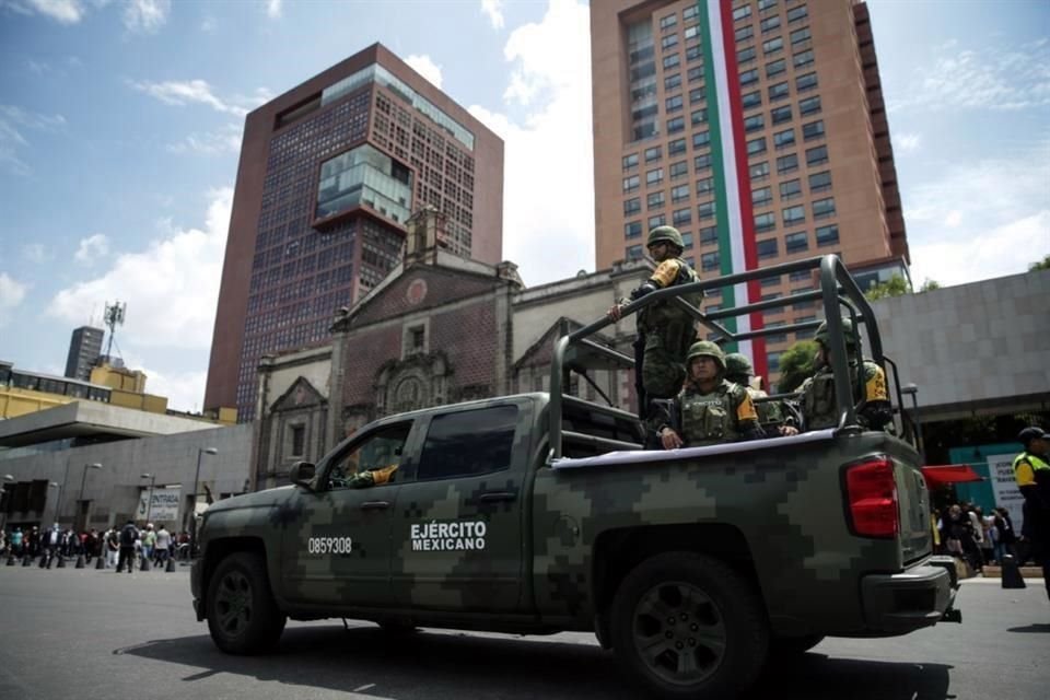 Elementos del Ejército mexicano patrullan en la Ciudad de México, el 19 de septiembre de 2022.