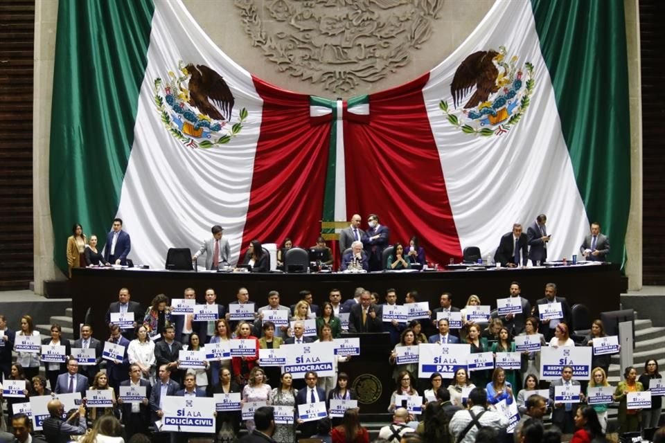 Durante discusión de dictamen, diputados reprocharon apostar por la militarización tras el hackeo que sufrió Sedena por parte de Guacamaya.