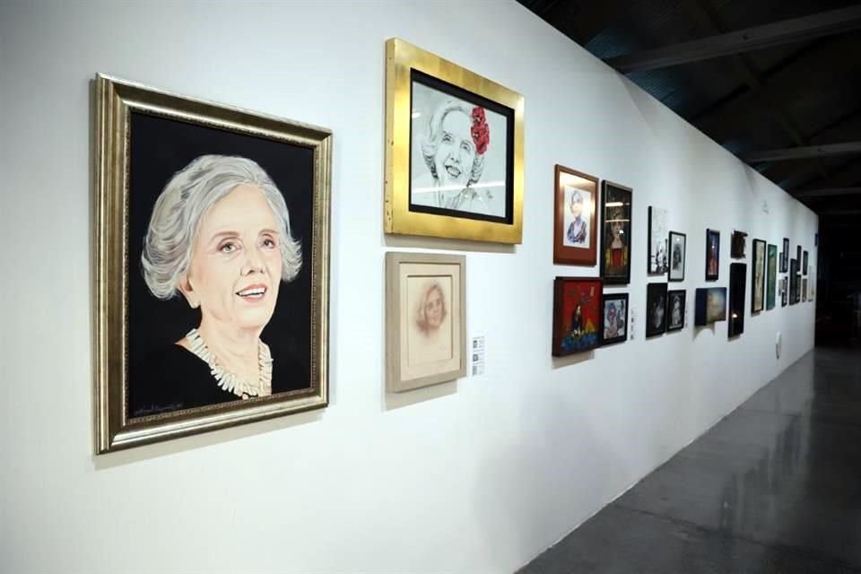 Previo a su encuentro con Ida Vitale, Poniatowska visitó la exposición 'Como ven los artistas a Elena Poniatowska', organizada por Conarte y la FIL en la Cineteca de Nuevo León.