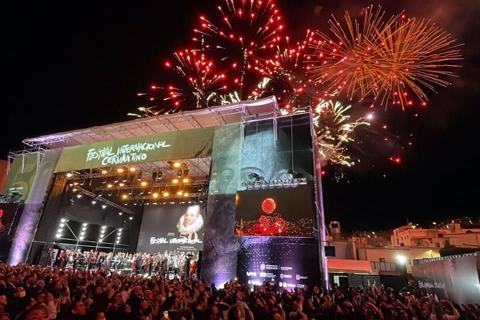 Con fuegos artificiales y el concierto inaugural a cargo de la Orquesta Filarmónica de la Ciudad de México y las sopranos María Katzarava y Hera Hyesang Park, arrancó la noche de este miércoles la edición 50 del FIC.