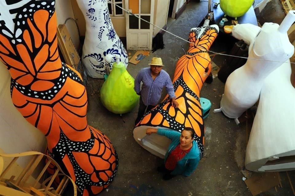 Como cada año, desde 2013, la familia Jaen se encuentra preparando la exposición principal de la Calle Francisco Santiago Borraz, pero ahora se han sumado sus vecinos, quienes tomaron talleres de cartonería para participar. 